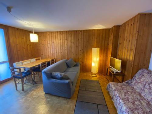 a living room with a couch and a table at Baby in Gressoney-la-Trinité