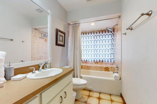 y baño con lavabo, aseo y ducha. en Flamingo Lane, en Cabo Cañaveral