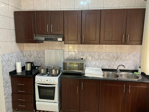Virtuvė arba virtuvėlė apgyvendinimo įstaigoje Budget Retreat Kiyovu