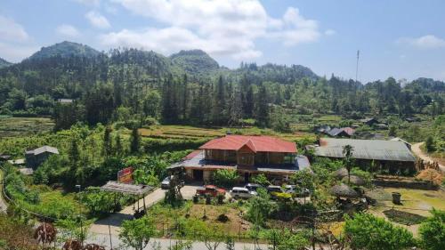 an overhead view of a house in a field at Farmstay alenh Lùng Phình in Lao Cai