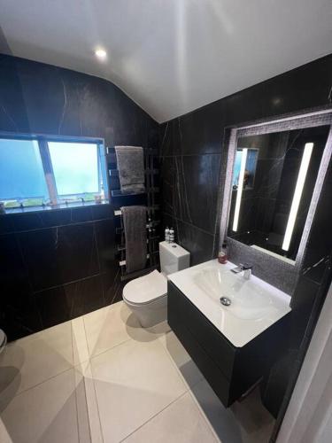 uma casa de banho com um lavatório e um WC em Regatta-Ready Escape em Henley on Thames