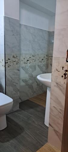 a bathroom with a toilet and a sink at Il Villino haputale in Haputale