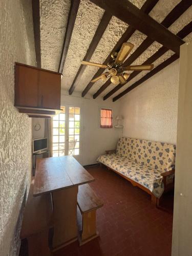 un salon avec un canapé et un ventilateur de plafond dans l'établissement RESIDENCE LA PLAGE Pieds dans l'eau Belle Vue mer, à Linguizzetta