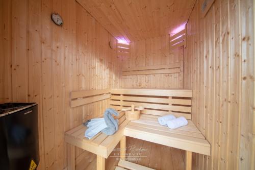 - un sauna avec des serviettes sur un mur en bois dans l'établissement Hausboot Seepferdchen, à Heiligenhafen