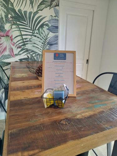 une table en bois avec une boîte en haut dans l'établissement T3 vue mer avec accès à la plage, wifi, clim - dansnotreappart-com -, à Valras-Plage