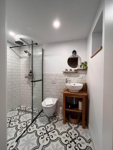 een badkamer met een toilet, een wastafel en een douche bij Curry house rooms in Seyðisfjörður