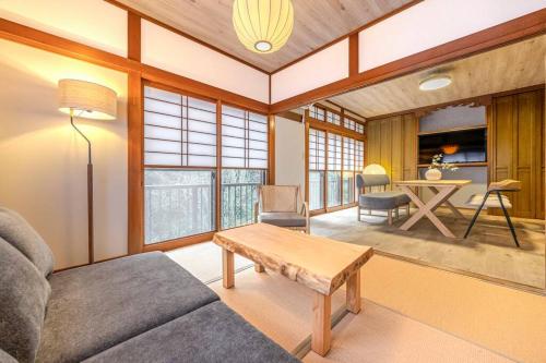 uma sala de estar com um sofá e uma mesa em MUSUBU HAKONE KOWAKUDANI em Hakone