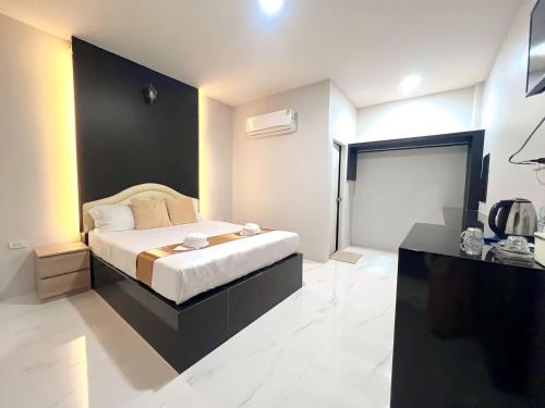 1 dormitorio con 1 cama con pared negra en BM Beach Resort Satun บีเอ็มบีชรีสอร์ท en Ban Pak Ba Ra