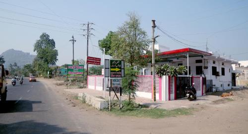 a street corner with a building and a gas station at Daulatabad Guest House in Daulatābād