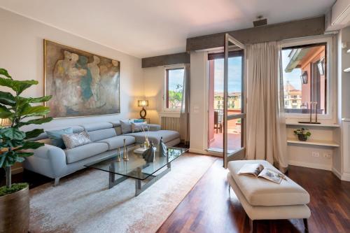 - un salon avec un canapé et une table dans l'établissement Luxury River with Terrace, à Florence