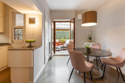 - une cuisine et une salle à manger avec une table et des chaises dans l'établissement Luxury River with Terrace, à Florence
