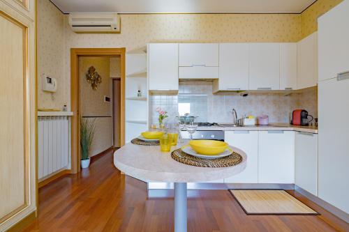 Porta Romana Suite di Charmeにあるキッチンまたは簡易キッチン