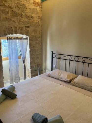 a large bed in a bedroom with a window at Intra Moenia in Bisceglie