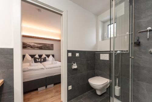 ein Bad mit WC und ein Bett in der Unterkunft Free Feel Appartements by Schladming-Appartements in Schladming