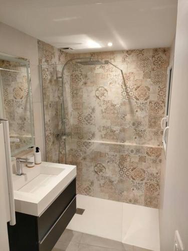 une salle de bain blanche avec un lavabo et une douche dans l'établissement Appartement Capitole hypercentre, à Toulouse