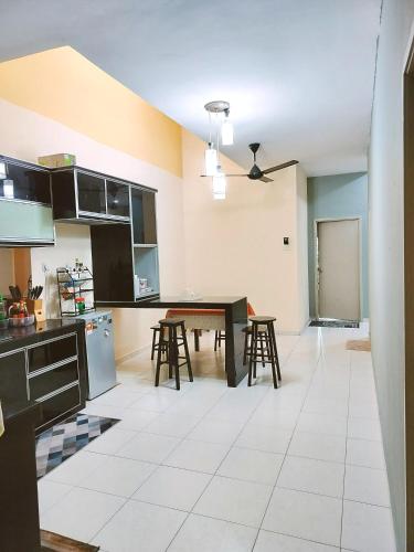 Kuchyň nebo kuchyňský kout v ubytování Ummi Homestay Bukit Katil Melaka