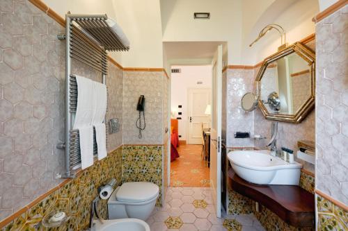 a bathroom with a toilet and a sink at Hotel Botanico San Lazzaro in Maiori