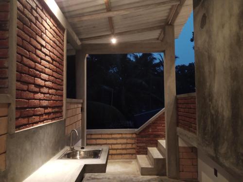 Habaraduwa Central的住宿－The Brick Wonder，一间带水槽和窗户的浴室