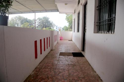 an empty hallway of a building with a tile floor at Daulatabad Guest House in Daulatābād