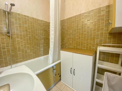 La salle de bains est pourvue de toilettes, d'un lavabo et d'une douche. dans l'établissement Superbe T2 en rez de jardin à Port Camargue, au Grau-du-Roi