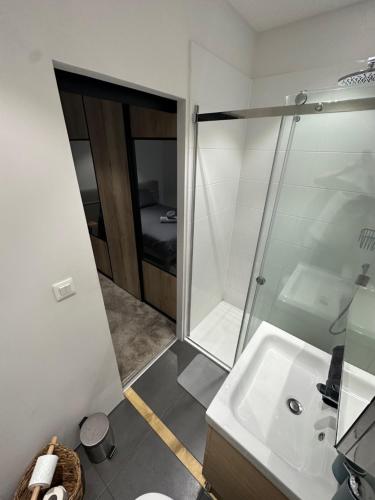 La salle de bains est pourvue d'une douche et d'un lavabo blanc. dans l'établissement Le Havre de Paix à 300m de la Plage, au Havre