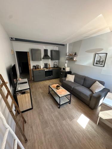 un salon avec un canapé et une table dans l'établissement Le Havre de Paix à 300m de la Plage, au Havre