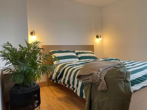 1 dormitorio con 1 cama con 2 almohadas en Contemporary Detached Eco House, en Ore