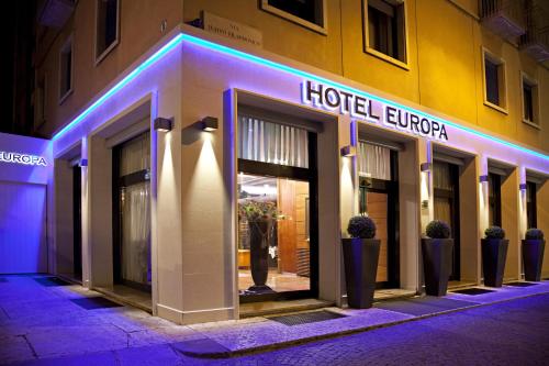 un negozio di fronte con un cartello dell'imperatore di un hotel su una strada di Hotel Europa a Verona