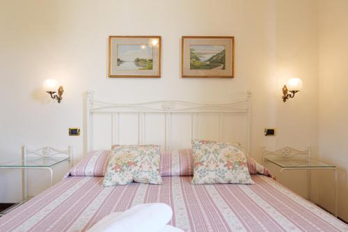 ティニャーレにあるCASA NAVLA' AppartamentI "Ulivi"- "Fiori" -"Velieri"のベッドルーム1室(白いベッド1台、枕2つ付)