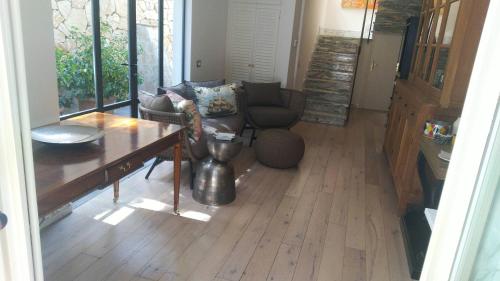 un soggiorno con divano e tavolo di Spazio d'arte relais a Pietrasanta