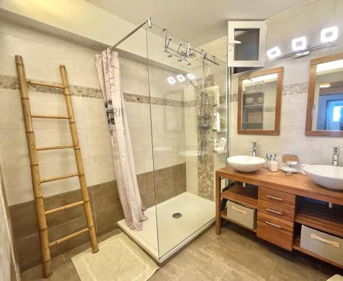 une salle de bain avec une douche en verre et un lavabo dans l'établissement Villa Hameaux du soleil, à Porticcio