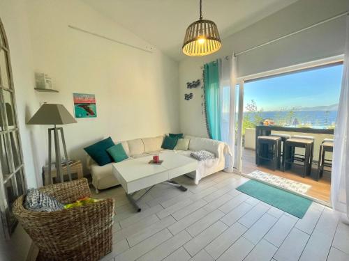 un salon avec un canapé et une table dans l'établissement Villa Hameaux du soleil, à Porticcio