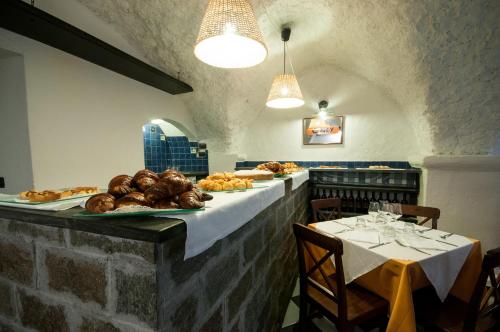 a row of tables with bread and pastries on them at Hotel Overland in Toirano