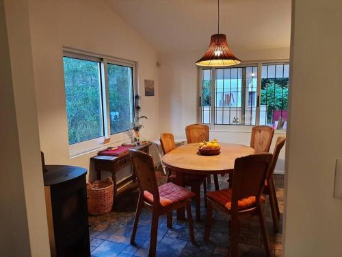a kitchen with a dining room table and chairs at Große Wohnung mitten im Park in Punta del Este