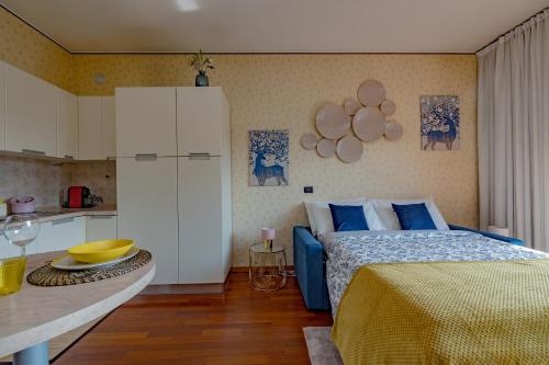 ミラノにあるPorta Romana Suite di Charmeのベッドルーム(青いベッド1台付)、キッチン