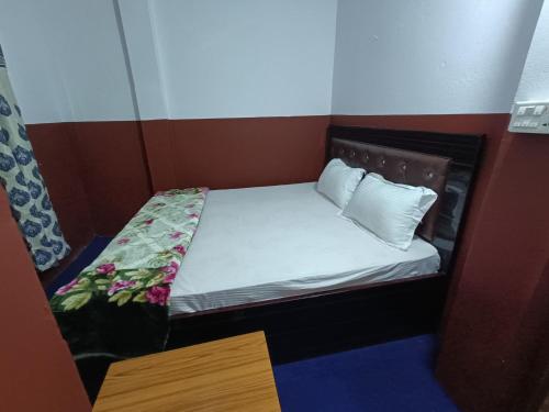 Cama pequeña en habitación pequeña en Hotel Sai Aman, en Butwāl