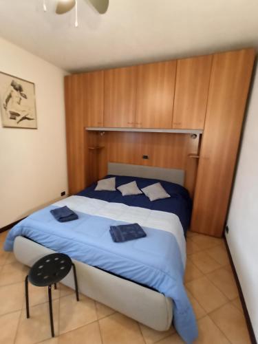 une chambre avec un grand lit avec une tête de lit en bois dans l'établissement B&B Number 9, à Bologne