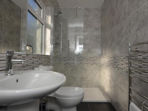 a bathroom with a sink and a toilet at 2 Bed in Weston-super-Mare 57144 in Weston-super-Mare