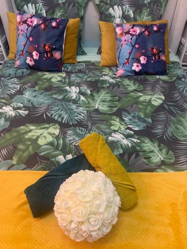 - un lit avec une fleur et des oreillers dans l'établissement paris beautiful cozy studio, à Paris