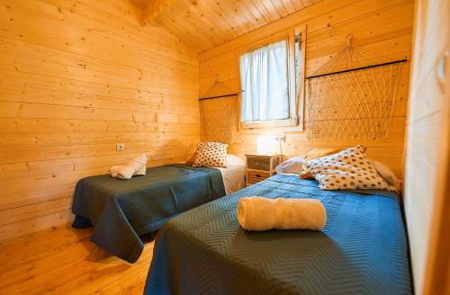 Tempat tidur dalam kamar di Cabaña Rural El Arbol near Setenil - Ronda con piscina
