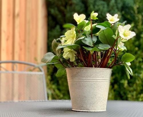 a vase with flowers in it sitting on a table at Gemütliche Ferienwohnung in Uelzen mit eigenem Garten in Uelzen