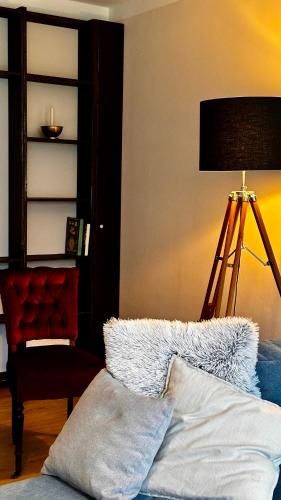 a living room with a lamp and a couch at Gemütliche Ferienwohnung in Uelzen mit eigenem Garten in Uelzen