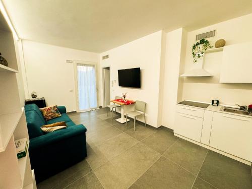 een woonkamer met een blauwe bank en een tafel bij Hotel Vienna in Pesaro
