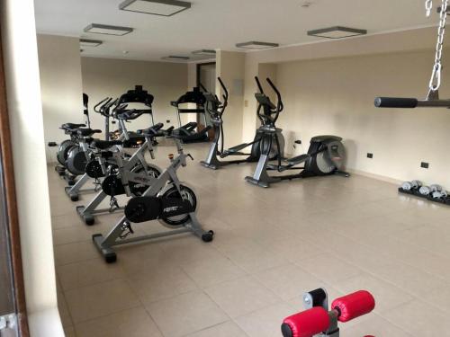 Departamento familiar Villarrica في فيلاريكا: صالة ألعاب رياضية مع العديد من دراجات ممارسة الرياضة في الغرفة