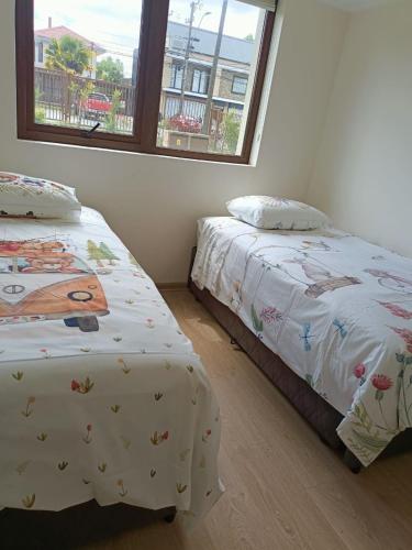 מיטה או מיטות בחדר ב-Departamento familiar Villarrica