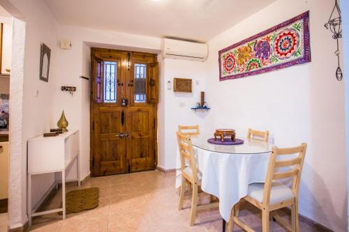 uma sala de jantar com uma mesa e cadeiras e uma porta em Moorish house in Heart of albayzin em Granada