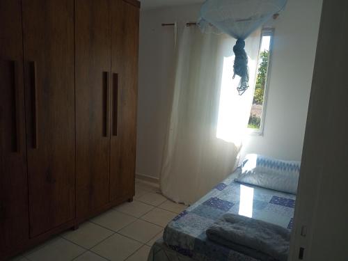 Schlafzimmer mit einem Bett und einem Fenster in der Unterkunft Comodidade sempre in São José dos Campos