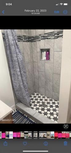 巴爾的摩的住宿－NICE BEDROOM NEXT JOHNS HOPKIN UNIVERSITY，浴室里淋浴的照片