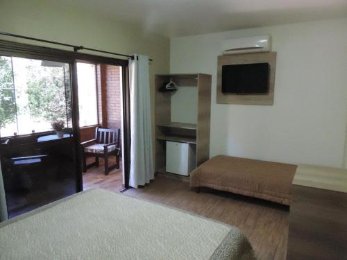 Habitación con 1 dormitorio con cama y escritorio. en Pousada da Baronesa en Nova Petrópolis