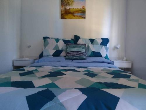 1 dormitorio con 1 cama de color azul en Casa contenedor super cómoda en La Floresta